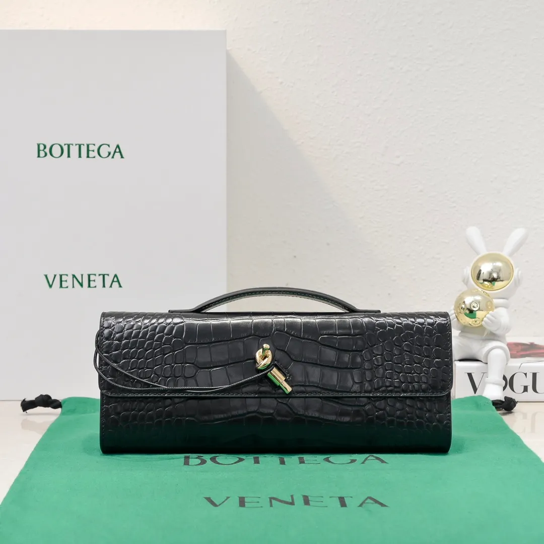 Batch 1420 Bottega Veneta Fall in love with Andiamo at first sight, new design, natural Nile rare leather crocodile pattern complex handbag, a model handbag for women, no need for color cover, no emotional camouflage, immersive depth and excitement, the classic element KNOT knot is inspired, modernist aesthetics and jewelry field craftsmanship reinterpret the knot element, bringing a clutch full of modern texture and elegant and quiet lady spirit. Style number: 1511 Size: 31*13*3cm